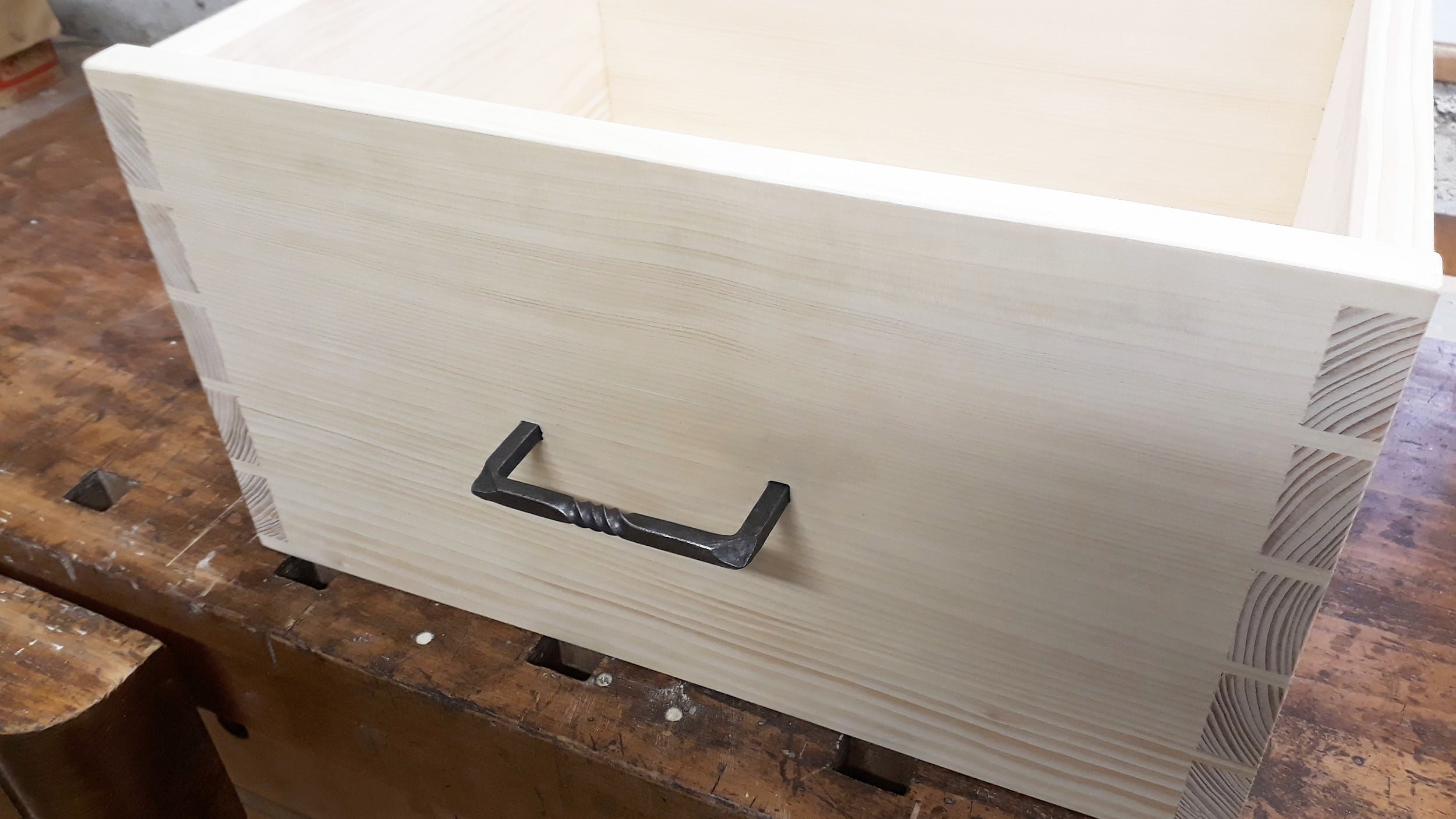 Schwalbenschwanzverzinkte Schublade mit geschmiedetem Griff