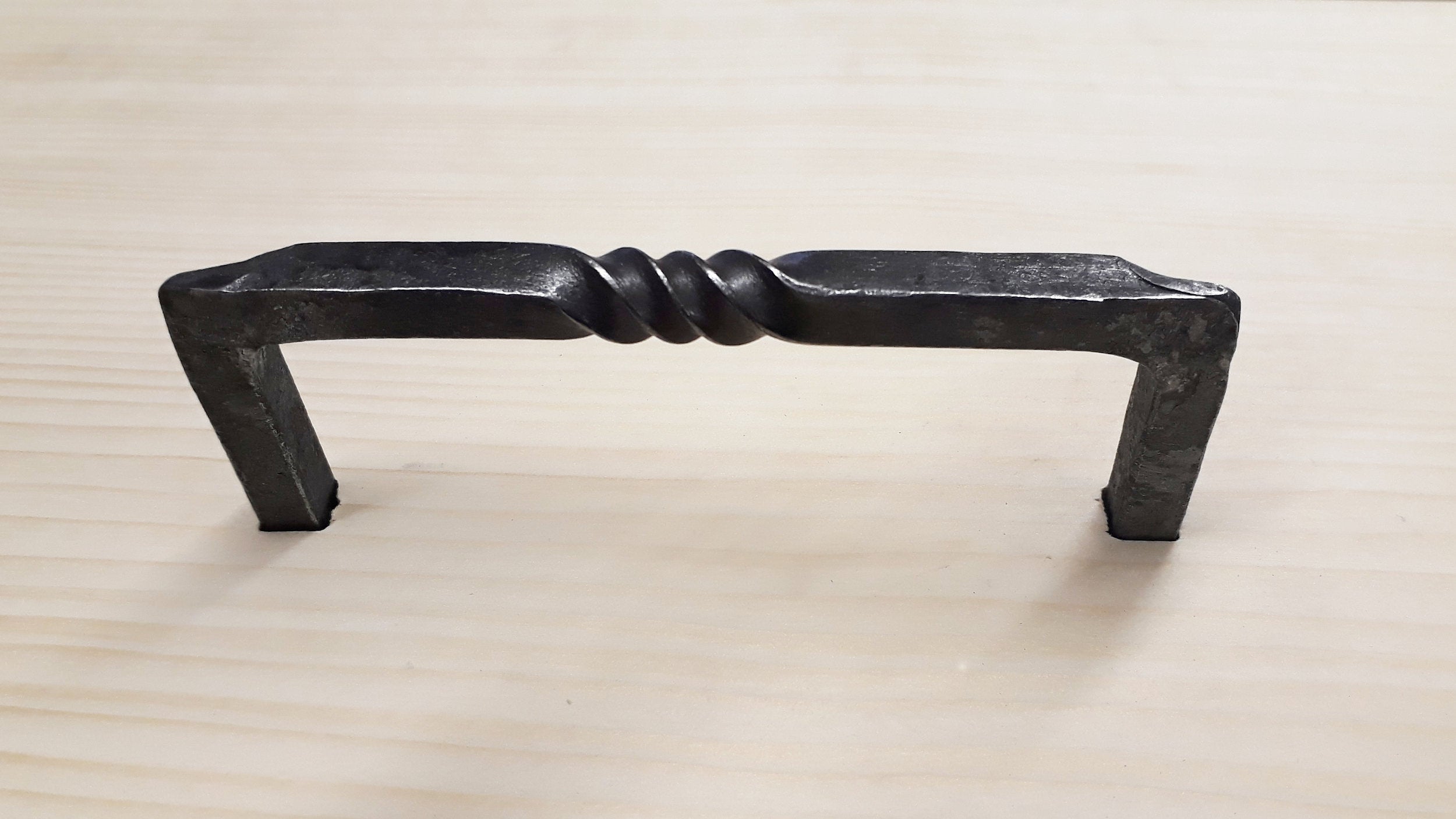 Schwalbenschwanzverzinkte Schublade mit geschmiedetem Griff