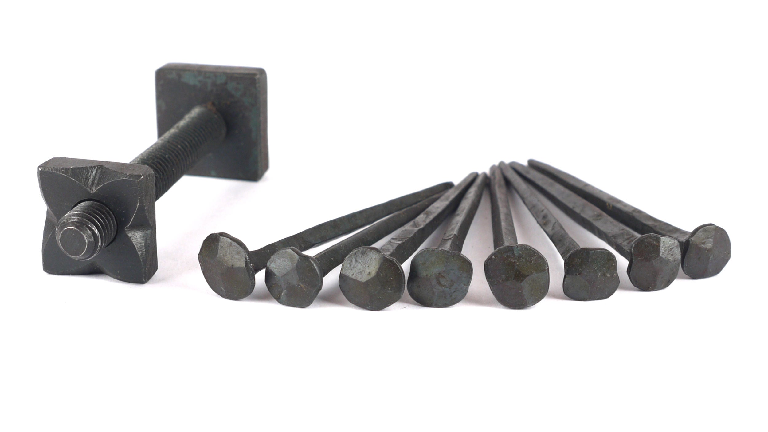 geschmiedete Nägel mit handgefertigter Schloßschraube